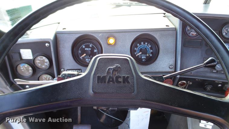 image for item DA1186 1991 Mack RW713 semi truck