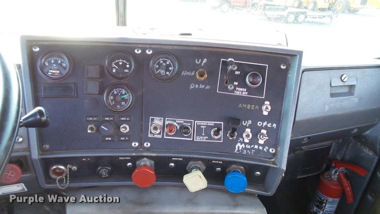image for item DA1186 1991 Mack RW713 semi truck