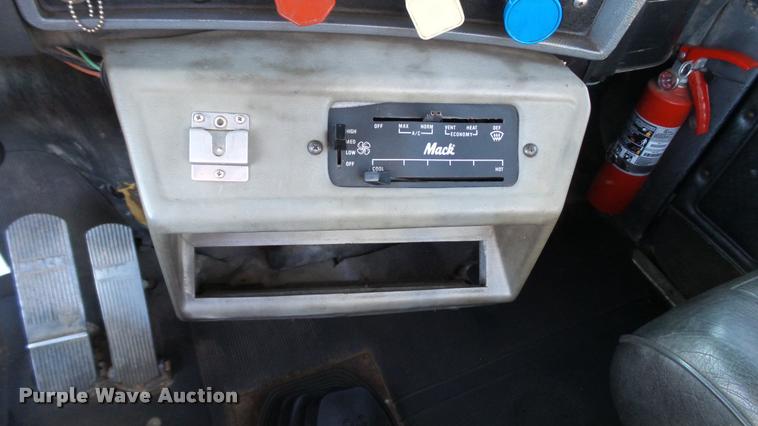 image for item DA1186 1991 Mack RW713 semi truck