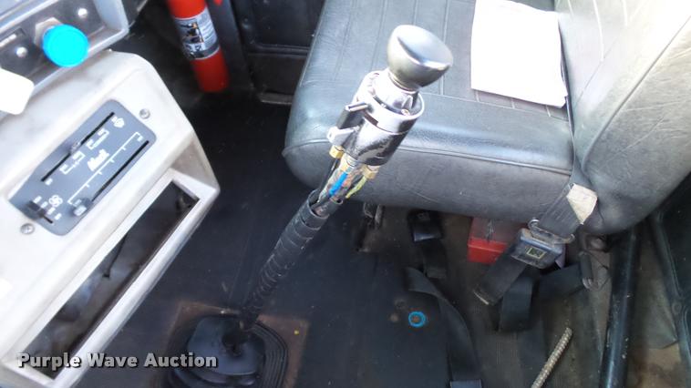 image for item DA1186 1991 Mack RW713 semi truck