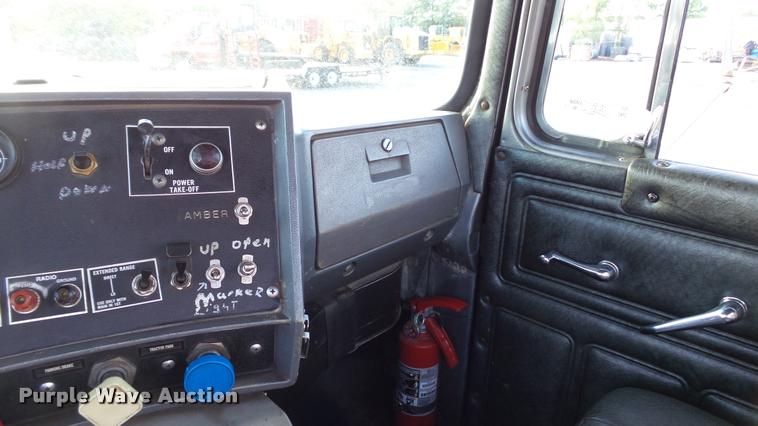 image for item DA1186 1991 Mack RW713 semi truck