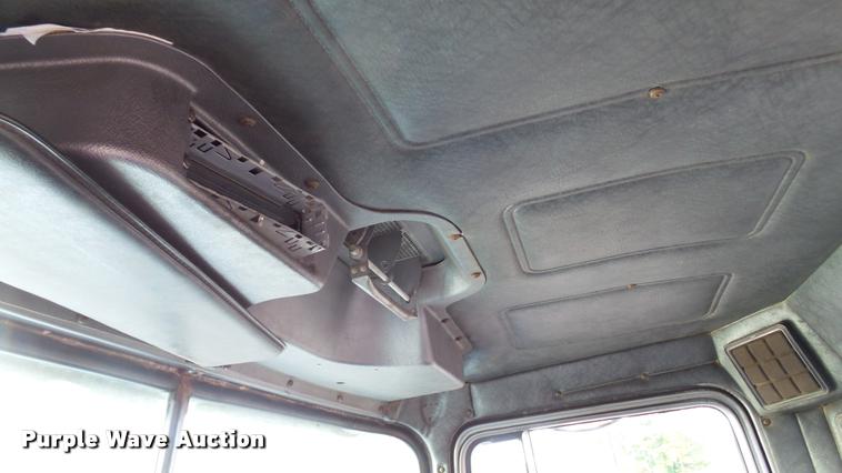 image for item DA1186 1991 Mack RW713 semi truck