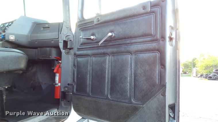 image for item DA1186 1991 Mack RW713 semi truck