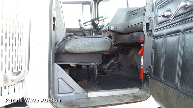 image for item DA1186 1991 Mack RW713 semi truck