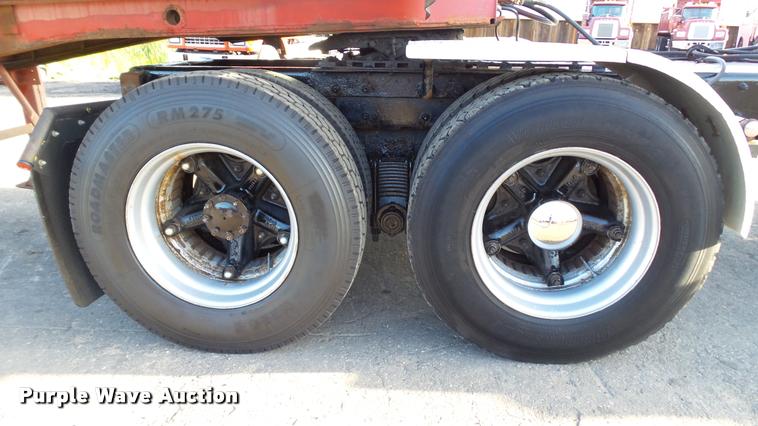 image for item DA1186 1991 Mack RW713 semi truck
