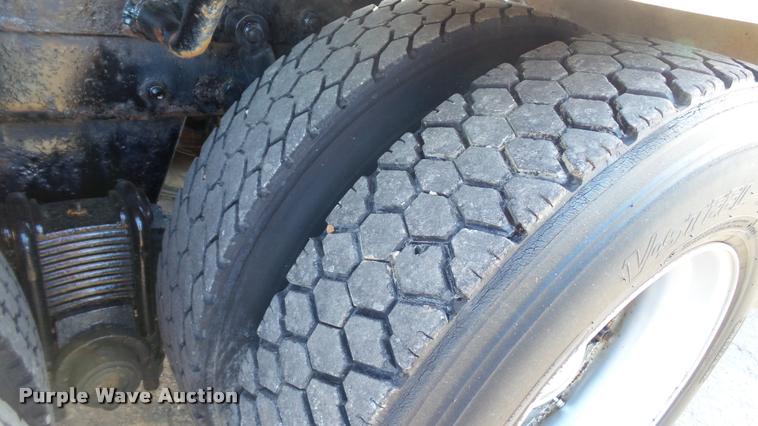 image for item DA1186 1991 Mack RW713 semi truck