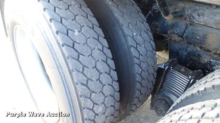 image for item DA1186 1991 Mack RW713 semi truck