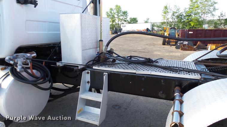 image for item DA1186 1991 Mack RW713 semi truck