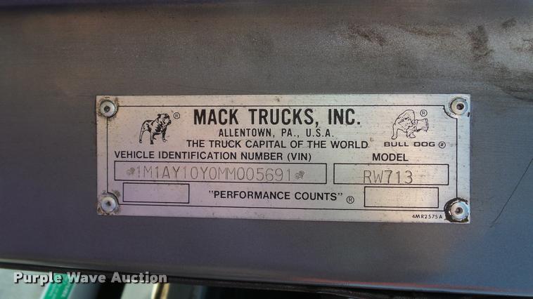 image for item DA1186 1991 Mack RW713 semi truck