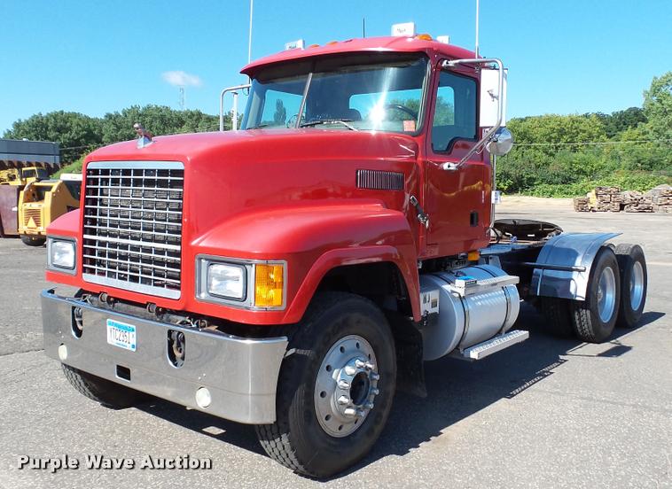 image for item DA1191 2005 Mack CHN613 semi truck