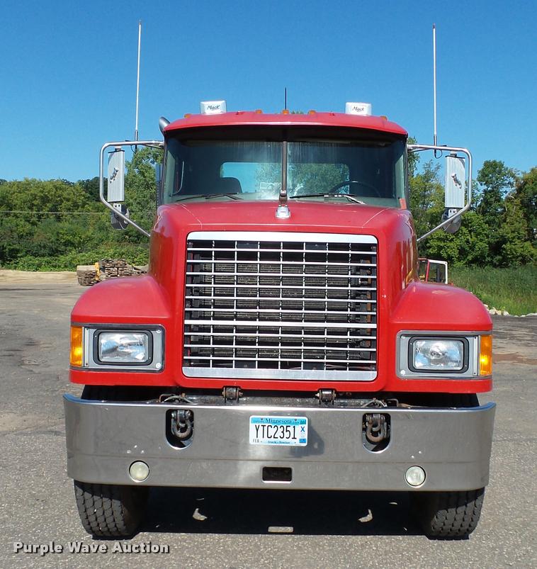 image for item DA1191 2005 Mack CHN613 semi truck