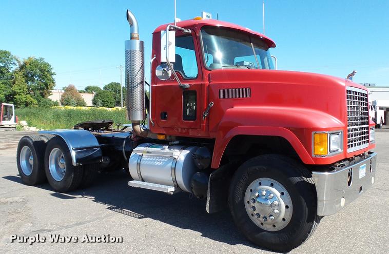 image for item DA1191 2005 Mack CHN613 semi truck