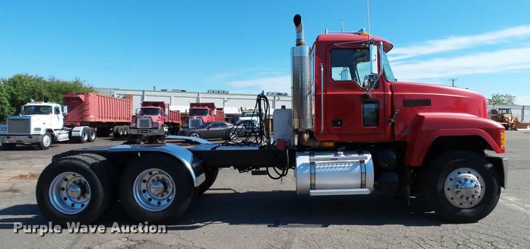 image for item DA1191 2005 Mack CHN613 semi truck