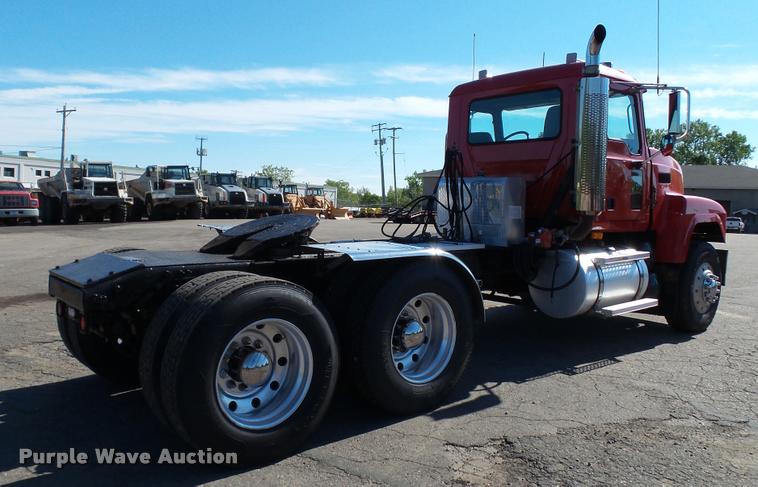 image for item DA1191 2005 Mack CHN613 semi truck