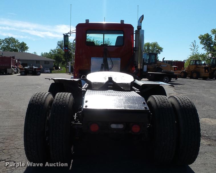 image for item DA1191 2005 Mack CHN613 semi truck