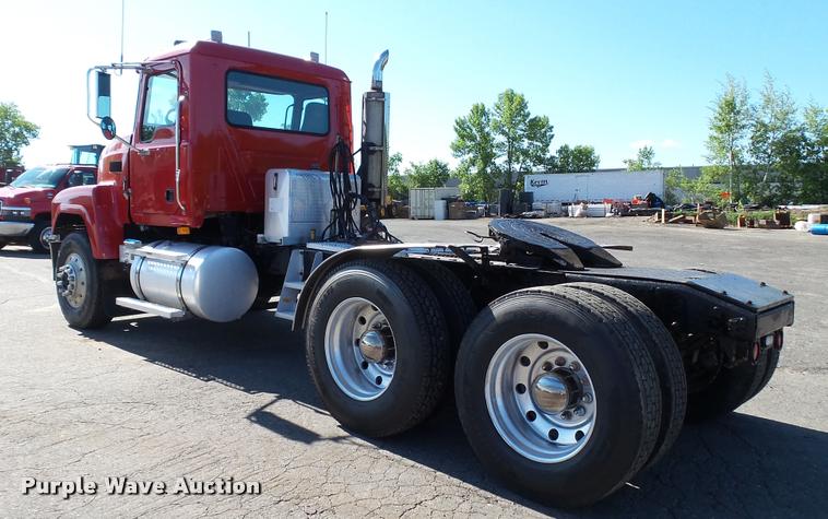 image for item DA1191 2005 Mack CHN613 semi truck