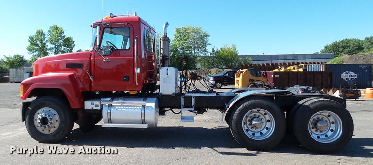 image for item DA1191 2005 Mack CHN613 semi truck