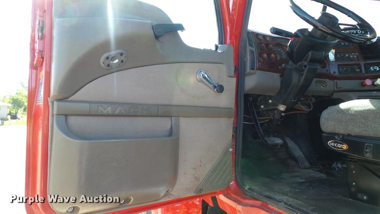 image for item DA1191 2005 Mack CHN613 semi truck