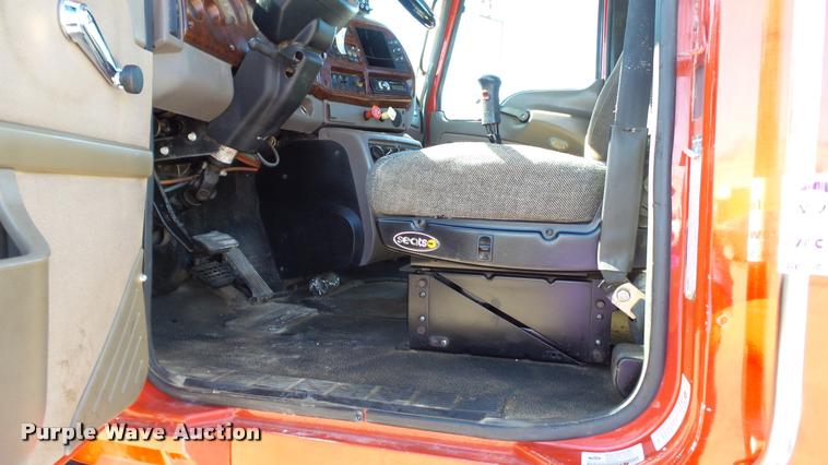 image for item DA1191 2005 Mack CHN613 semi truck