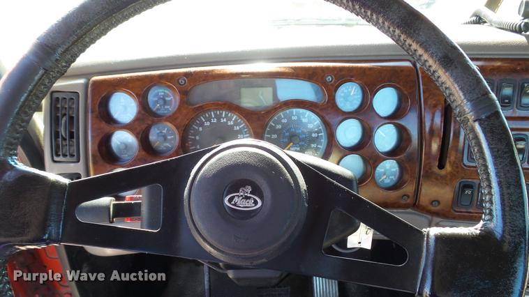 image for item DA1191 2005 Mack CHN613 semi truck