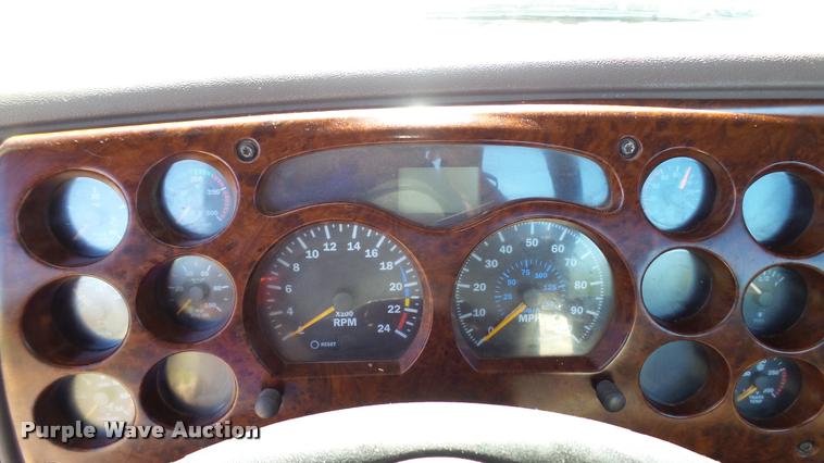 image for item DA1191 2005 Mack CHN613 semi truck