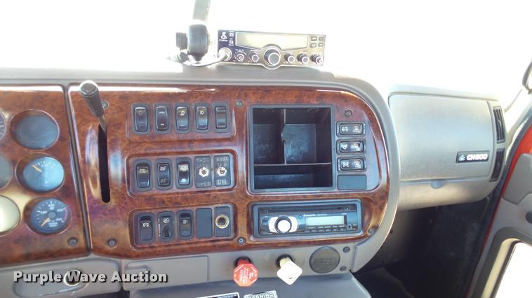 image for item DA1191 2005 Mack CHN613 semi truck