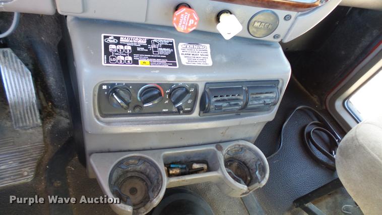 image for item DA1191 2005 Mack CHN613 semi truck