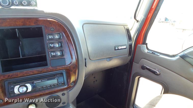 image for item DA1191 2005 Mack CHN613 semi truck