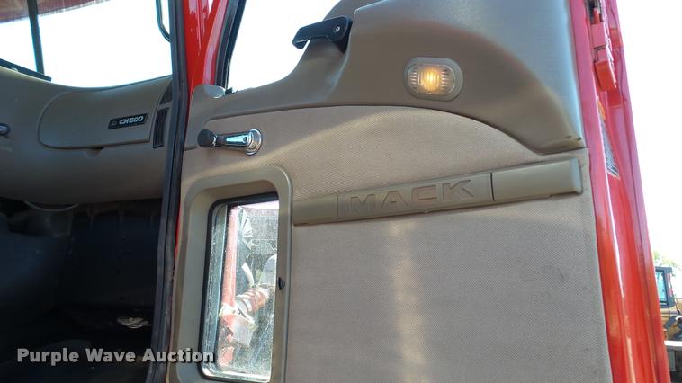 image for item DA1191 2005 Mack CHN613 semi truck