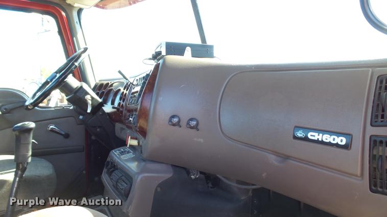 image for item DA1191 2005 Mack CHN613 semi truck