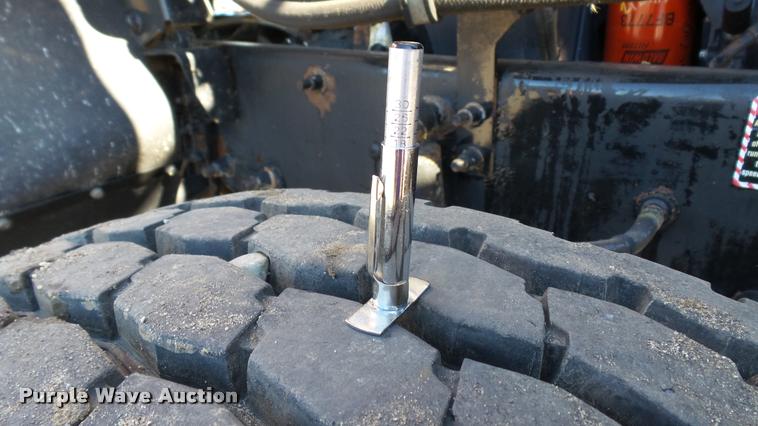 image for item DA1191 2005 Mack CHN613 semi truck