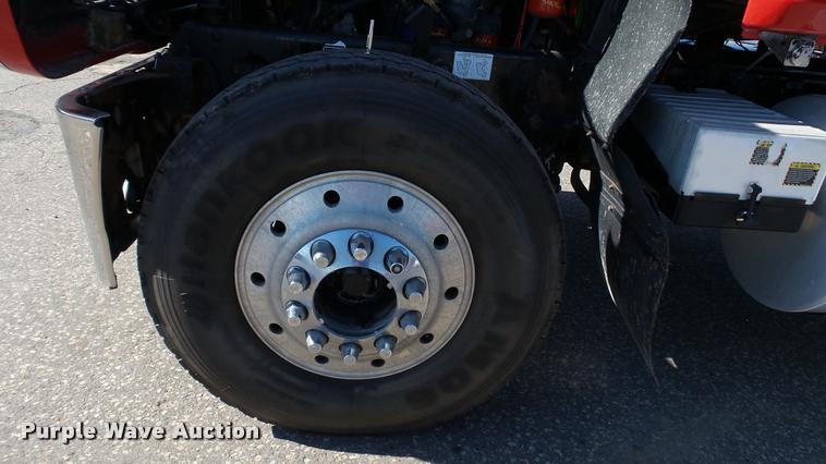 image for item DA1191 2005 Mack CHN613 semi truck