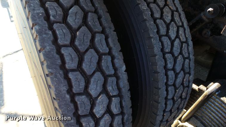 image for item DA1191 2005 Mack CHN613 semi truck