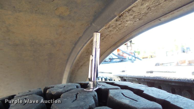 image for item DA1191 2005 Mack CHN613 semi truck