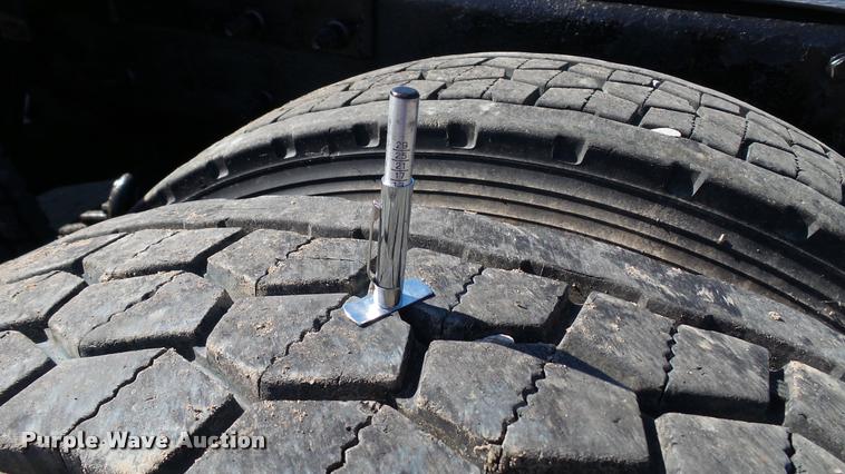 image for item DA1191 2005 Mack CHN613 semi truck