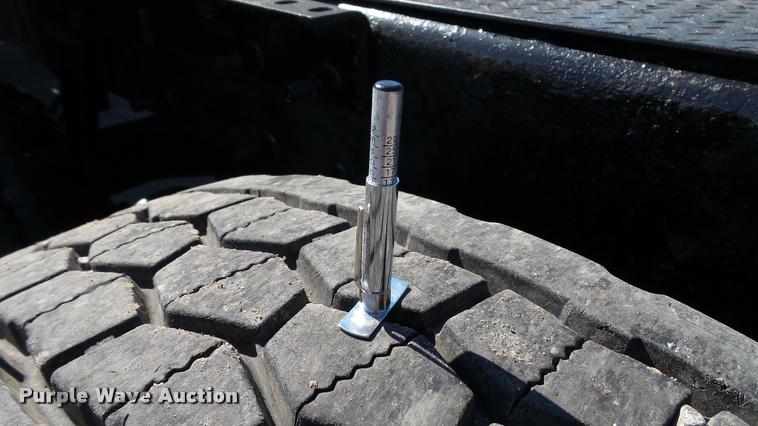 image for item DA1191 2005 Mack CHN613 semi truck