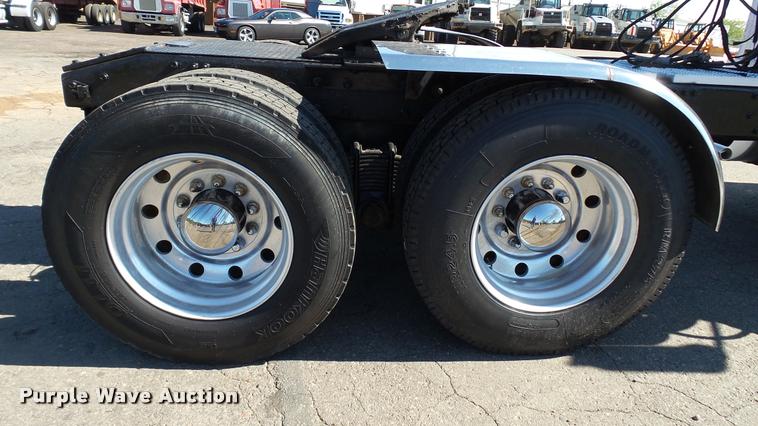 image for item DA1191 2005 Mack CHN613 semi truck