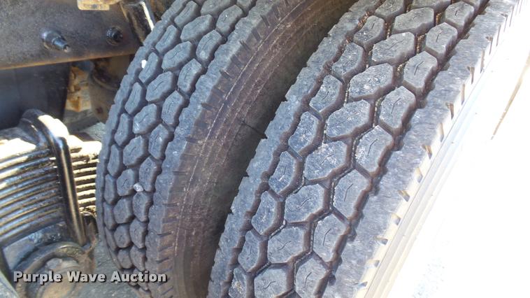 image for item DA1191 2005 Mack CHN613 semi truck