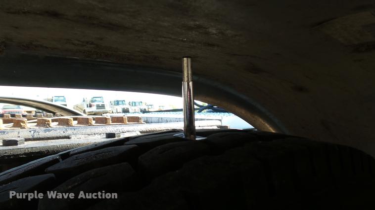 image for item DA1191 2005 Mack CHN613 semi truck