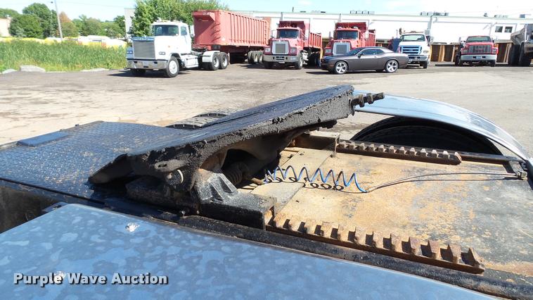 image for item DA1191 2005 Mack CHN613 semi truck