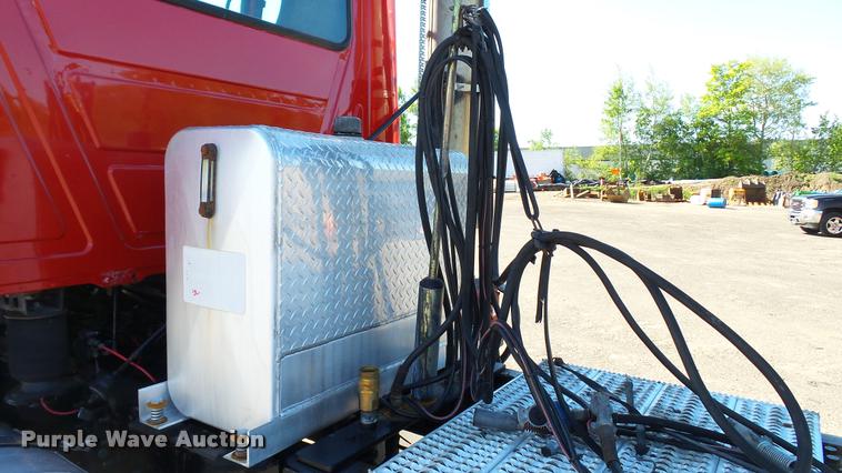 image for item DA1191 2005 Mack CHN613 semi truck