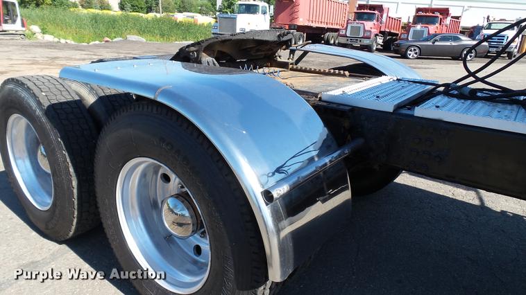 image for item DA1191 2005 Mack CHN613 semi truck