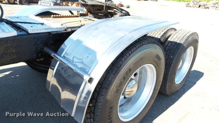 image for item DA1191 2005 Mack CHN613 semi truck