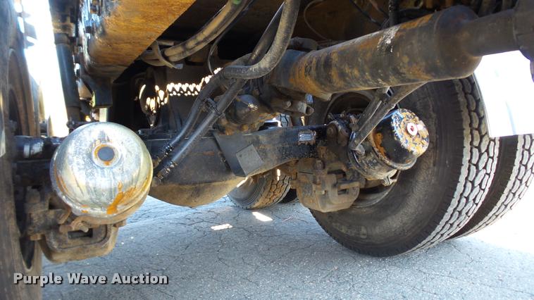 image for item DA1191 2005 Mack CHN613 semi truck