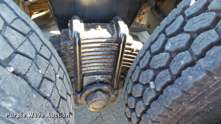 image for item DA1191 2005 Mack CHN613 semi truck