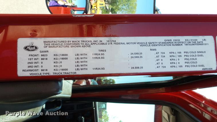 image for item DA1191 2005 Mack CHN613 semi truck