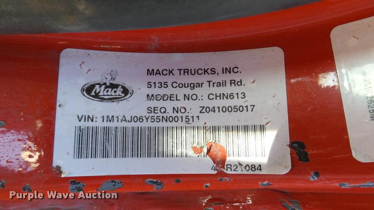 image for item DA1191 2005 Mack CHN613 semi truck