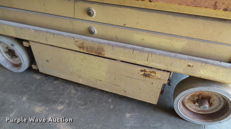 image for item DA1207 JLG 2032E2 scissor lift