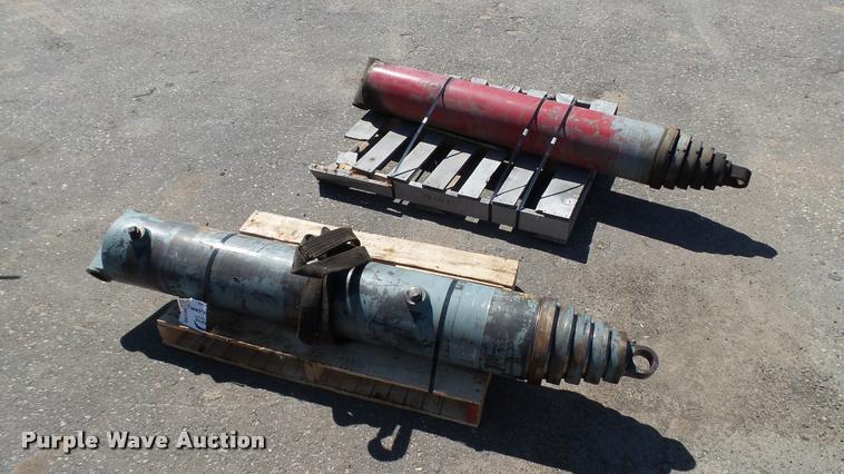 image for item DA1208 (2) hydraulic cylinders