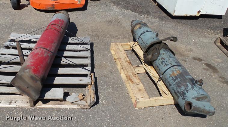 image for item DA1208 (2) hydraulic cylinders